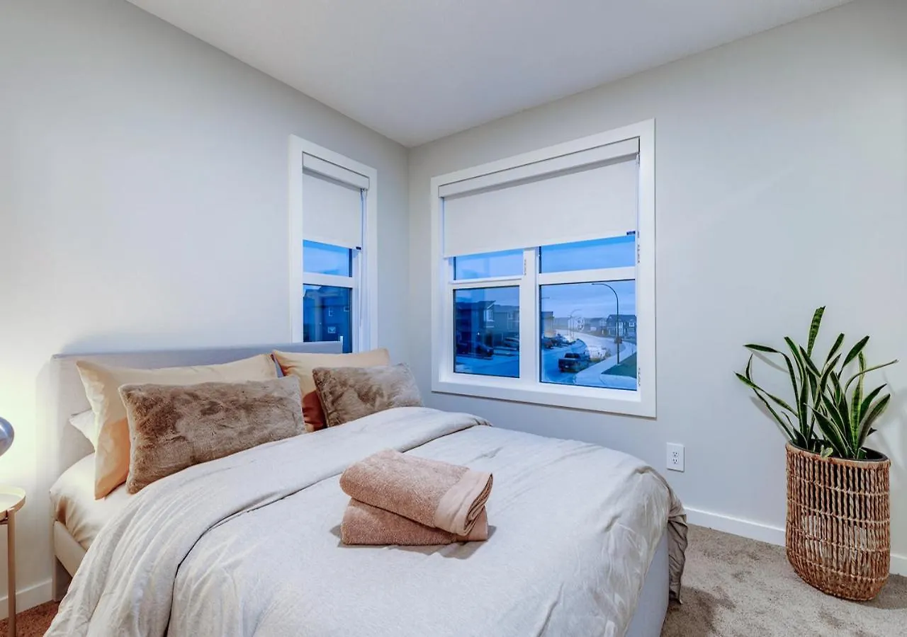 Neutral Living/6Beds/4Bedrooms+1Bunos/With Basement And Fireplace/Free Parking On Premises Calgary 0*,  Canada