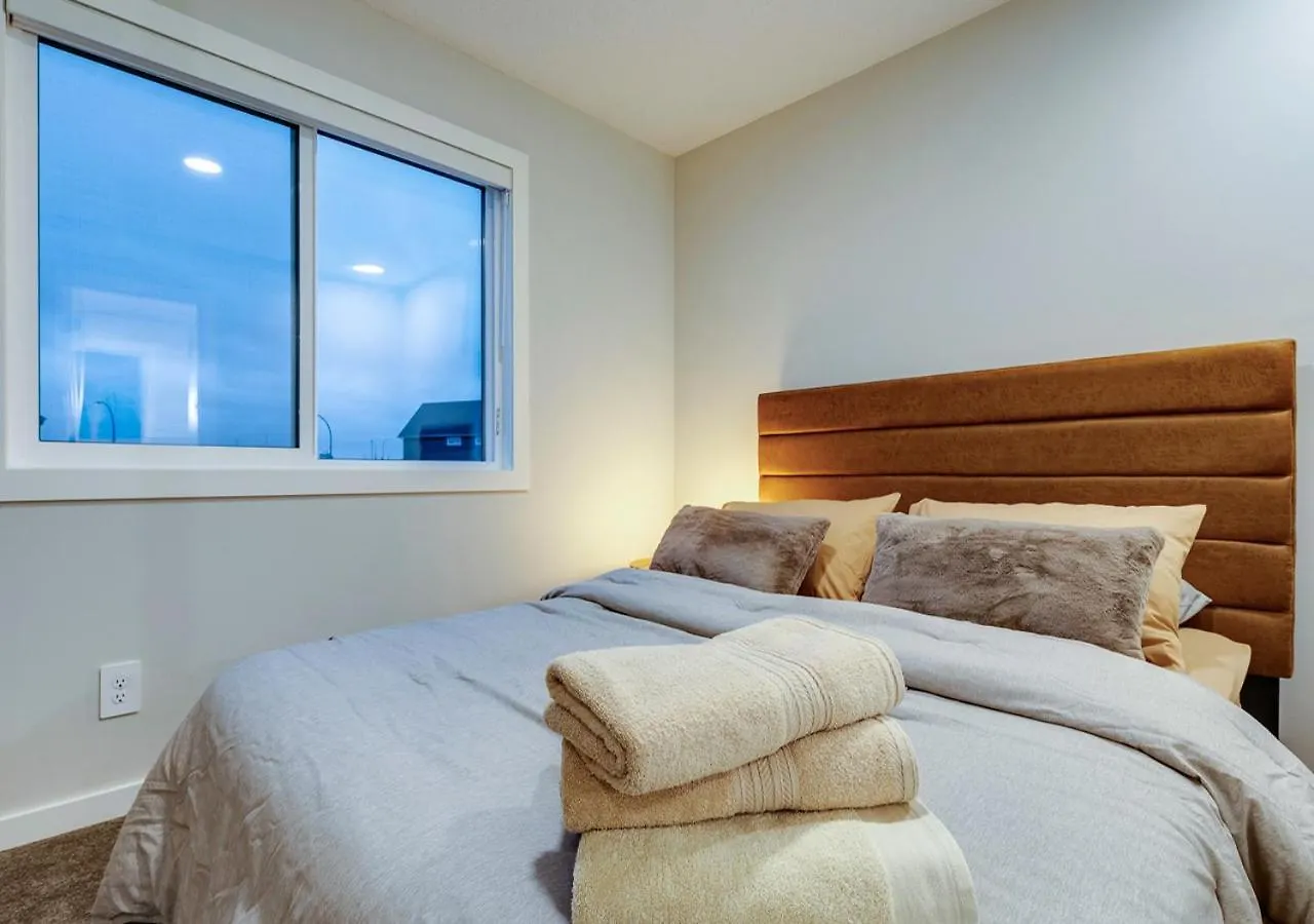 Neutral Living/6Beds/4Bedrooms+1Bunos/With Basement And Fireplace/Free Parking On Premises Calgary Holiday home