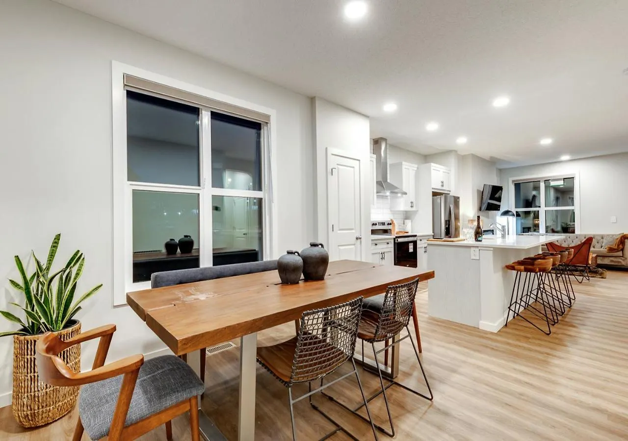 Holiday home Neutral Living/6Beds/4Bedrooms+1Bunos/With Basement And Fireplace/Free Parking On Premises Calgary