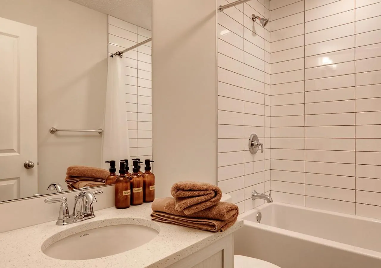 Neutral Living/6Beds/4Bedrooms+1Bunos/With Basement And Fireplace/Free Parking On Premises YYC Prázdninový dům