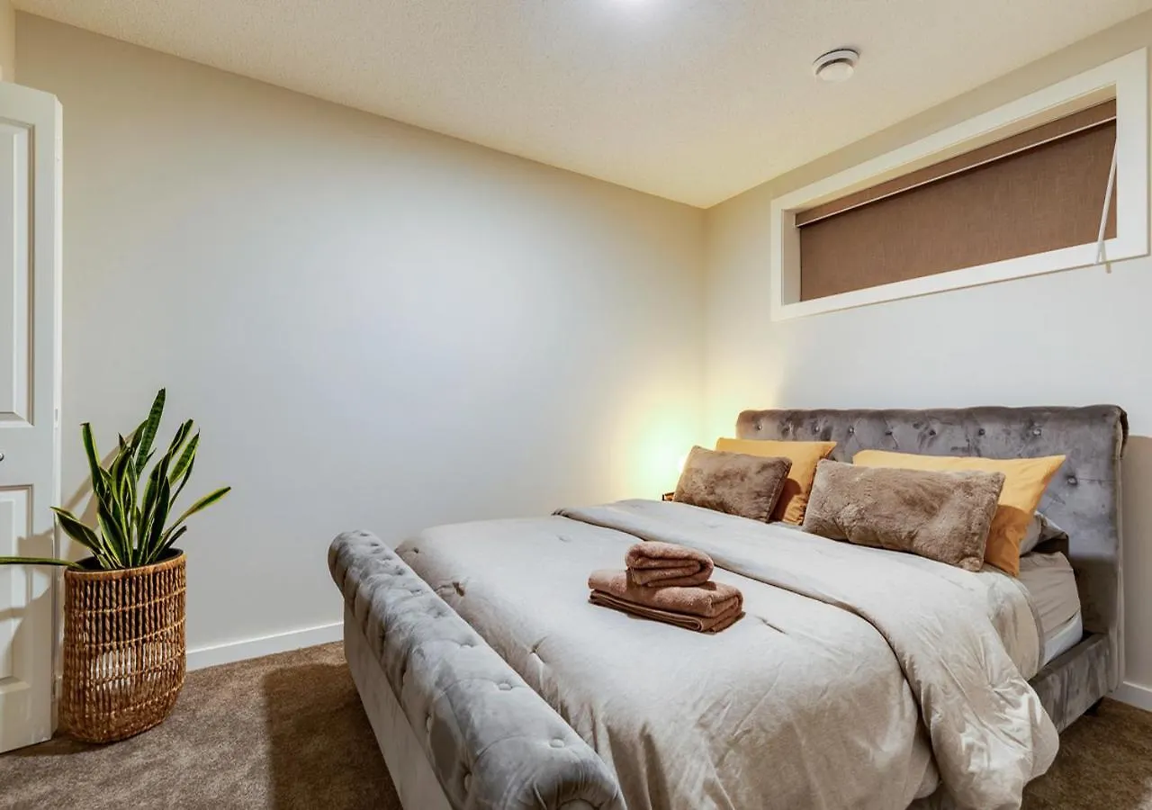Neutral Living/6Beds/4Bedrooms+1Bunos/With Basement And Fireplace/Free Parking On Premises YYC 0*,