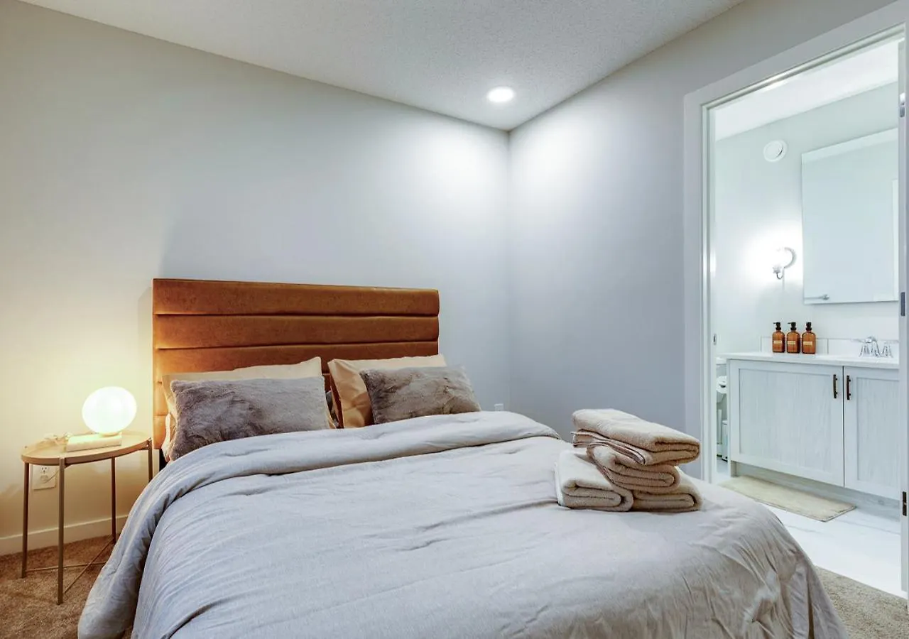 Neutral Living/6Beds/4Bedrooms+1Bunos/With Basement And Fireplace/Free Parking On Premises YYC