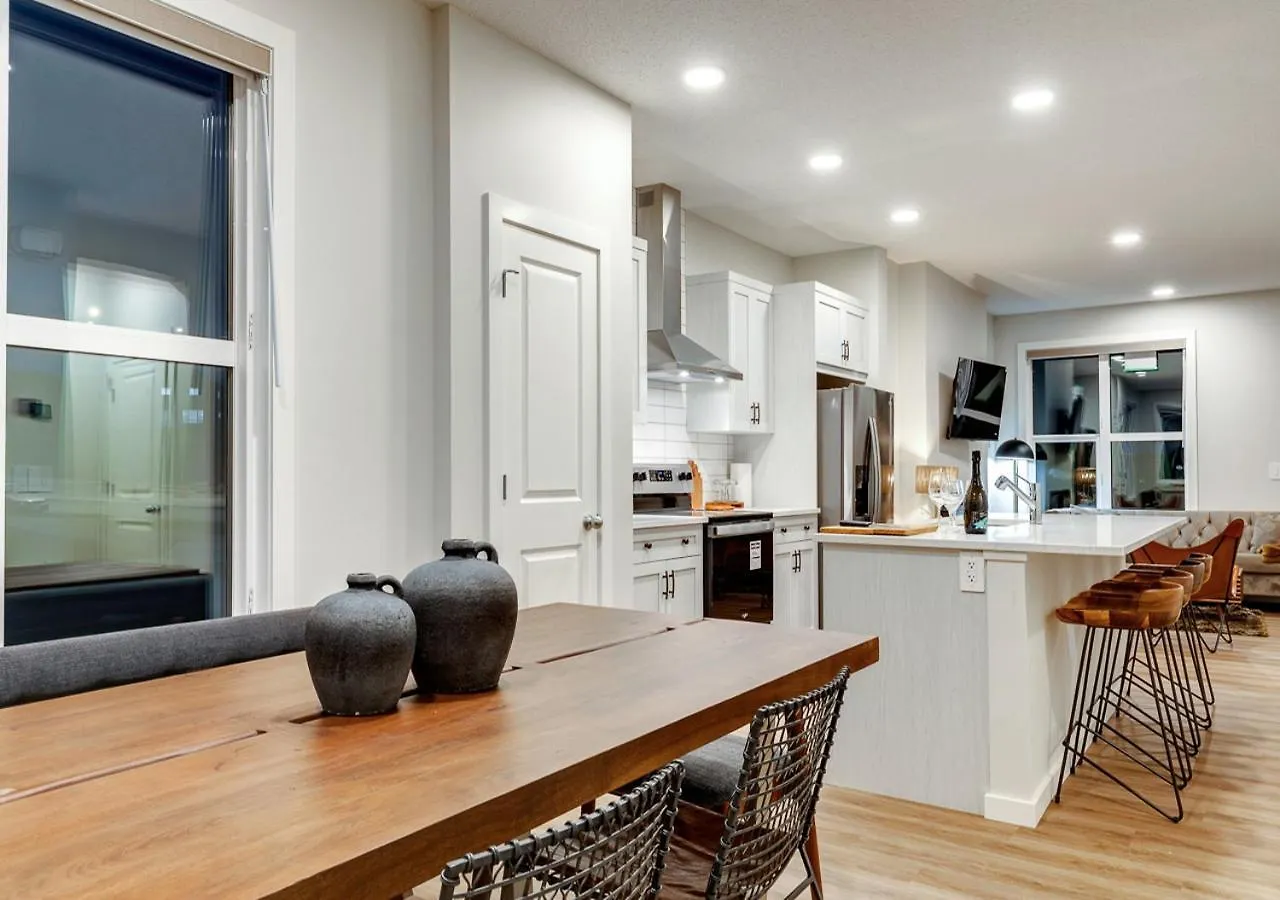 Neutral Living/6Beds/4Bedrooms+1Bunos/With Basement And Fireplace/Free Parking On Premises YYC