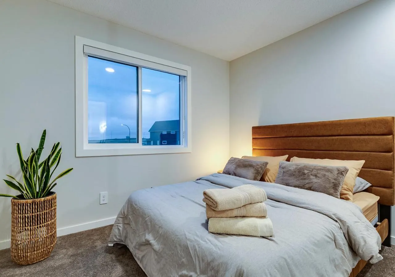 Neutral Living/6Beds/4Bedrooms+1Bunos/With Basement And Fireplace/Free Parking On Premises YYC