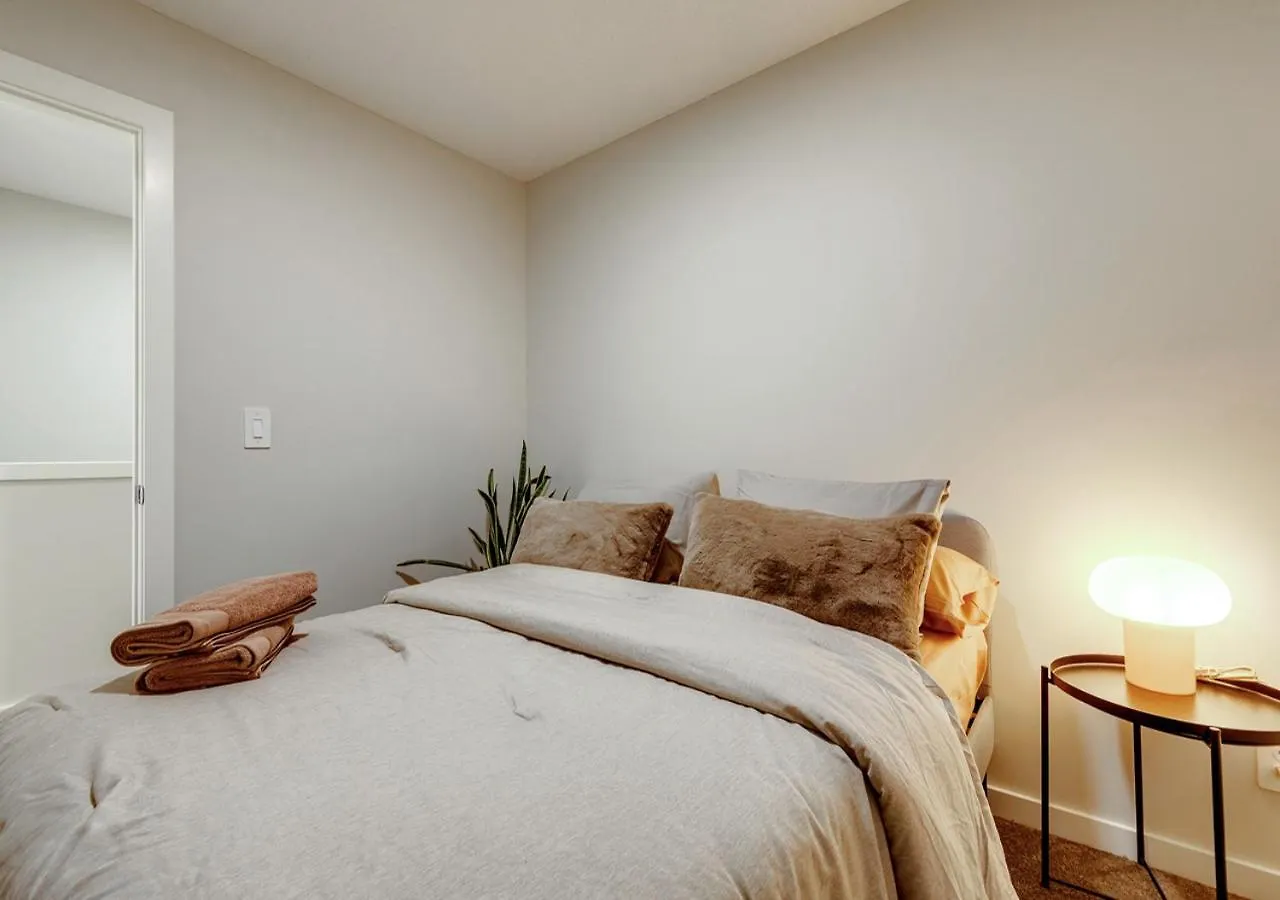 Neutral Living/6Beds/4Bedrooms+1Bunos/With Basement And Fireplace/Free Parking On Premises YYC Kanada