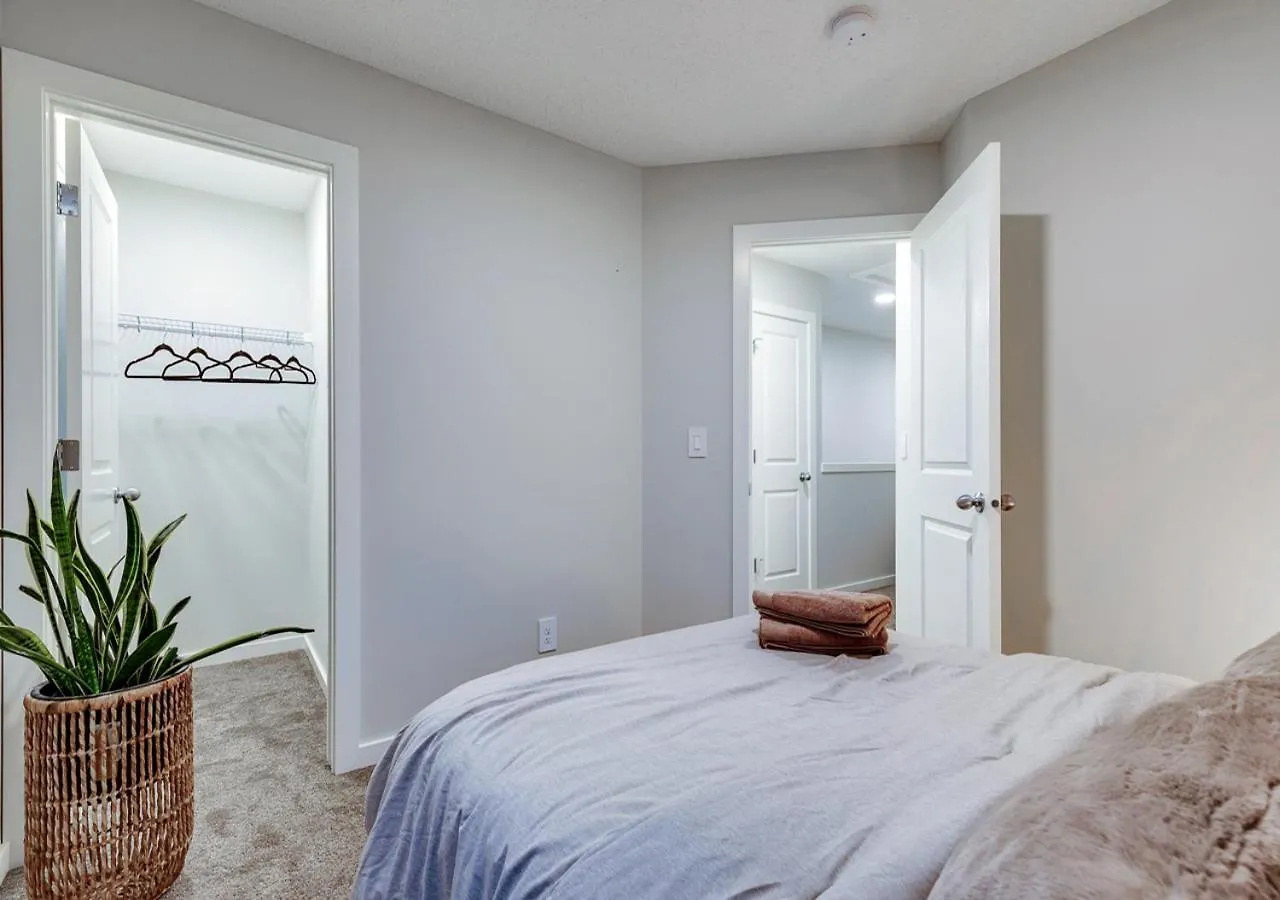 Neutral Living/6Beds/4Bedrooms+1Bunos/With Basement And Fireplace/Free Parking On Premises YYC
