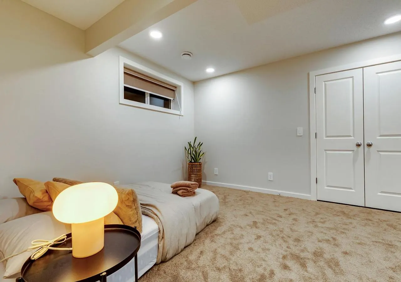 Neutral Living/6Beds/4Bedrooms+1Bunos/With Basement And Fireplace/Free Parking On Premises YYC Prázdninový dům