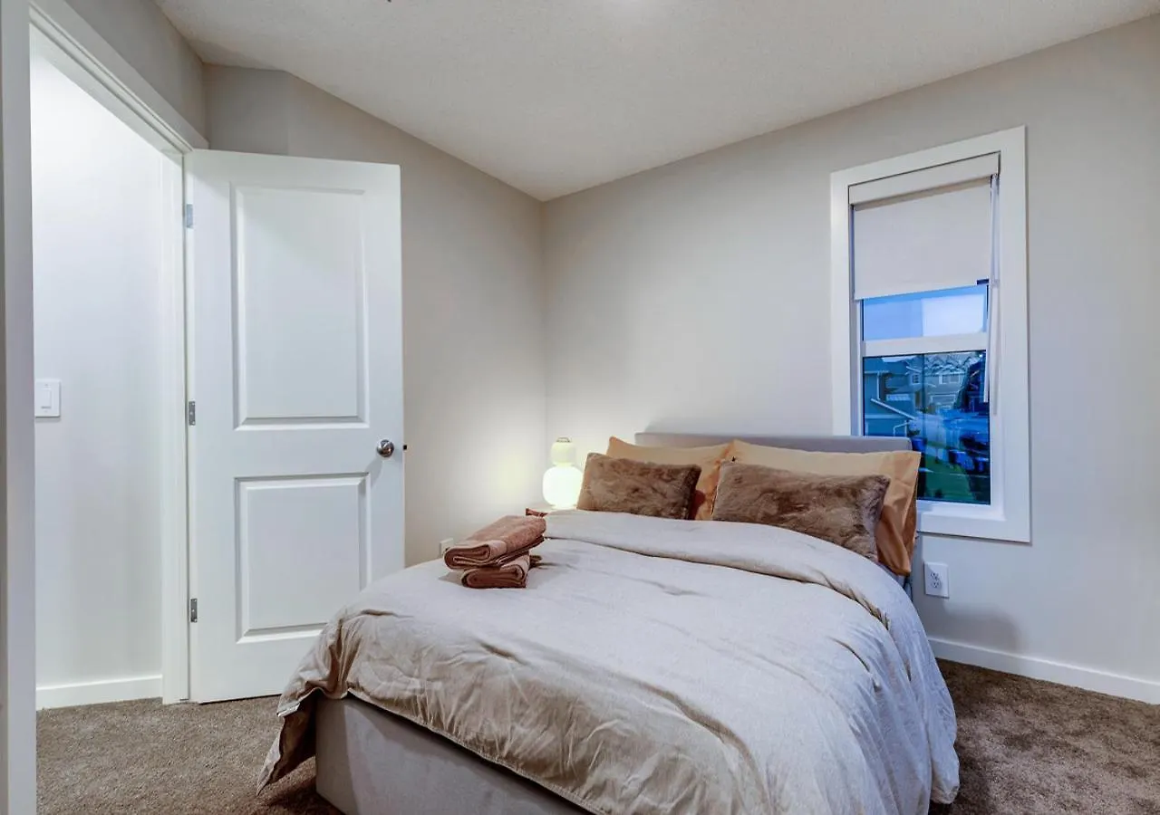Neutral Living/6Beds/4Bedrooms+1Bunos/With Basement And Fireplace/Free Parking On Premises YYC