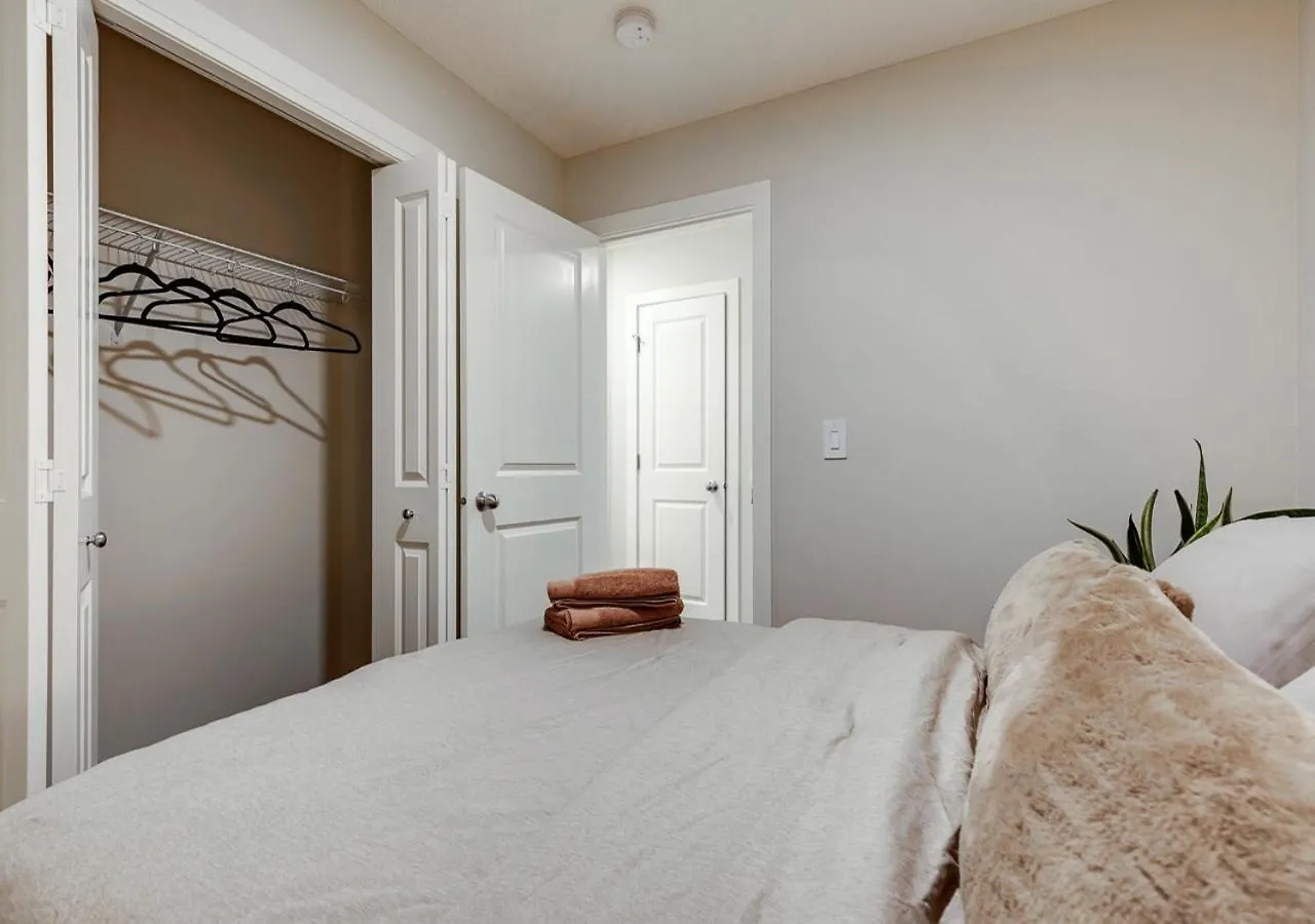 Neutral Living/6Beds/4Bedrooms+1Bunos/With Basement And Fireplace/Free Parking On Premises YYC