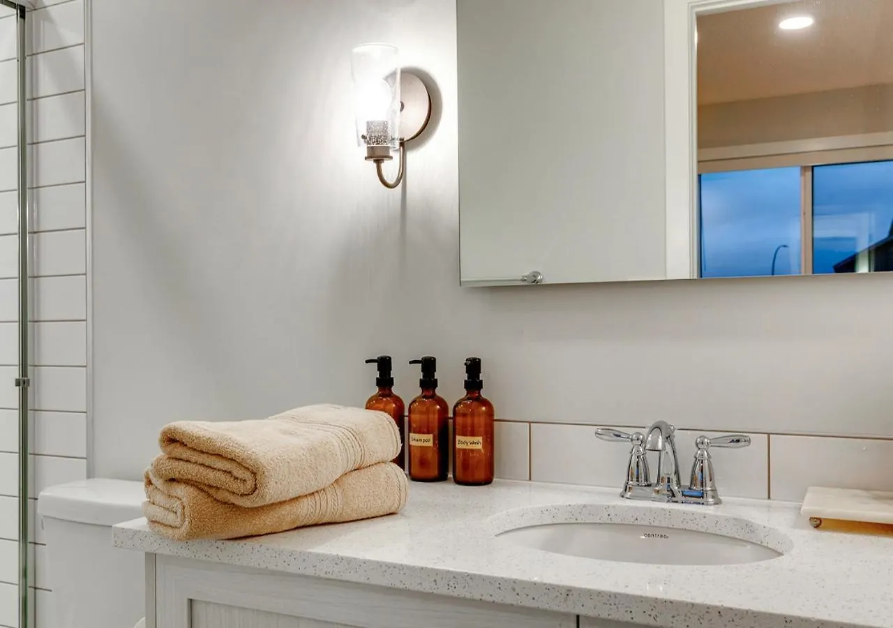 Neutral Living/6Beds/4Bedrooms+1Bunos/With Basement And Fireplace/Free Parking On Premises YYC 0*,  Kanada
