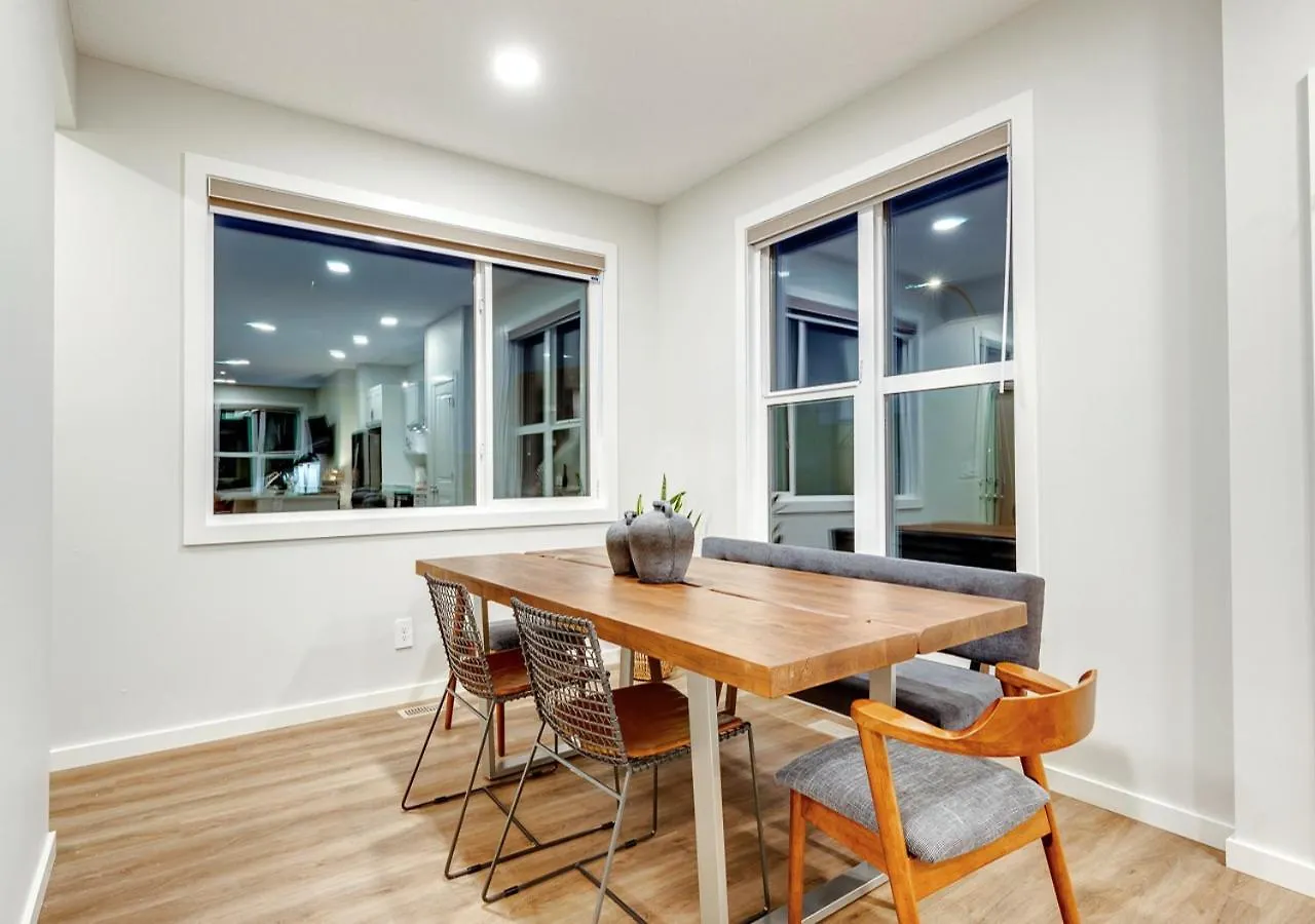 Neutral Living/6Beds/4Bedrooms+1Bunos/With Basement And Fireplace/Free Parking On Premises YYC 0*,  Kanada