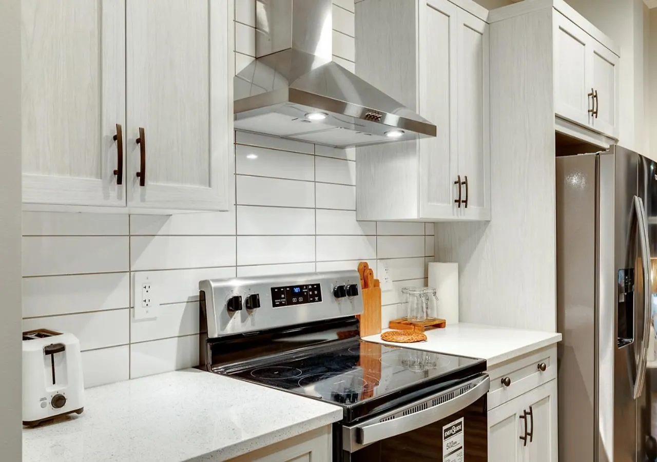 Neutral Living/6Beds/4Bedrooms+1Bunos/With Basement And Fireplace/Free Parking On Premises YYC Kanada