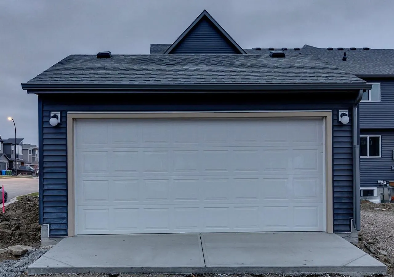 Neutral Living/6Beds/4Bedrooms+1Bunos/With Basement And Fireplace/Free Parking On Premises YYC 0*,