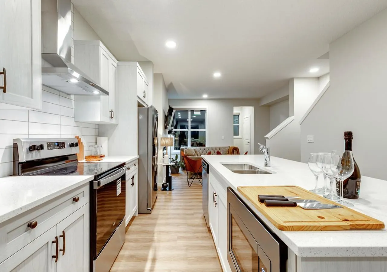 Neutral Living/6Beds/4Bedrooms+1Bunos/With Basement And Fireplace/Free Parking On Premises YYC 0*,