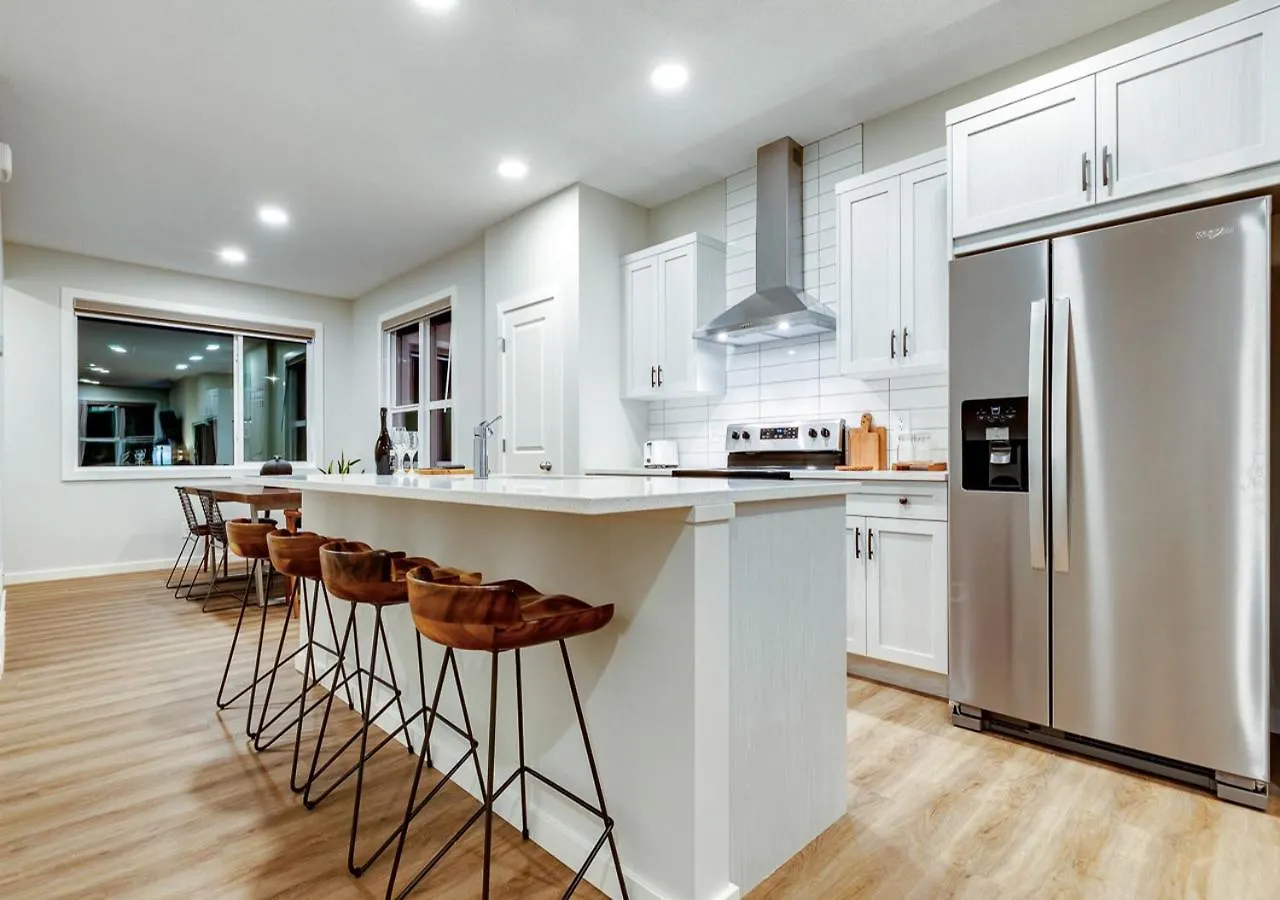 Neutral Living/6Beds/4Bedrooms+1Bunos/With Basement And Fireplace/Free Parking On Premises YYC Nyaraló