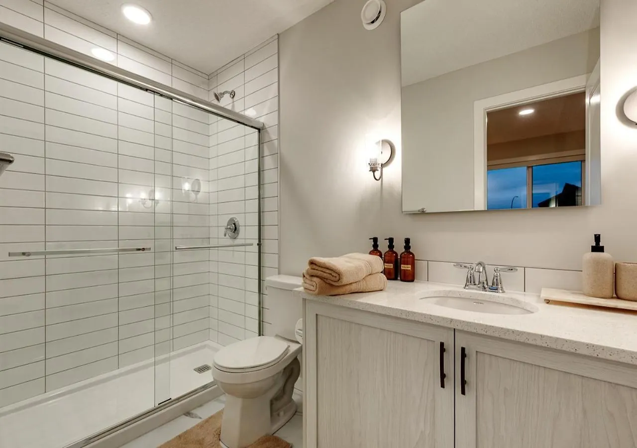Neutral Living/6Beds/4Bedrooms+1Bunos/With Basement And Fireplace/Free Parking On Premises YYC