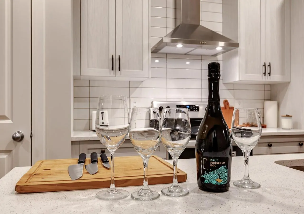 Neutral Living/6Beds/4Bedrooms+1Bunos/With Basement And Fireplace/Free Parking On Premises YYC Nyaraló