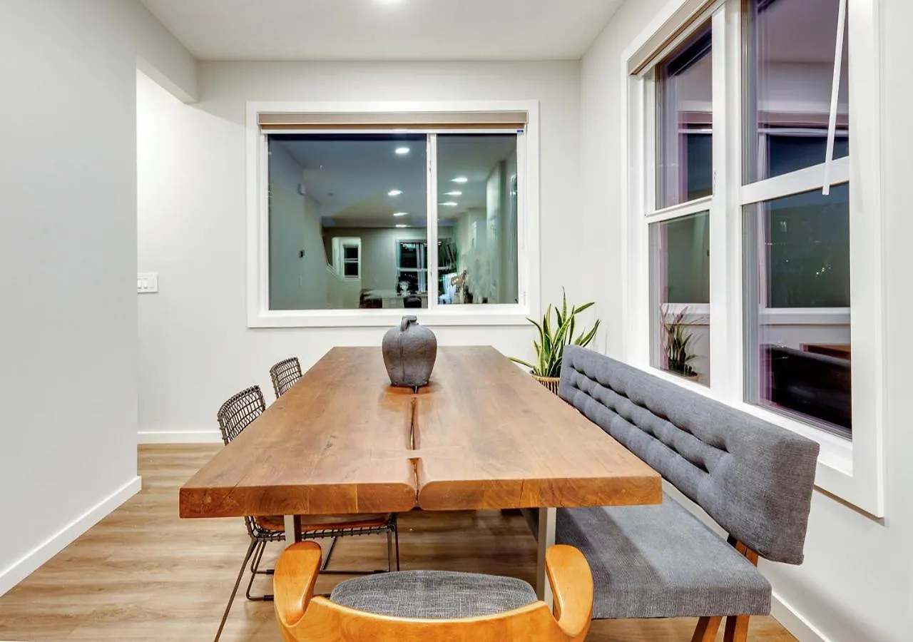Neutral Living/6Beds/4Bedrooms+1Bunos/With Basement And Fireplace/Free Parking On Premises YYC